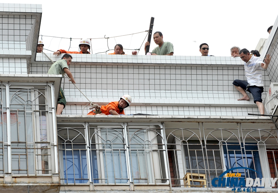 福州妙齡女欲尋短見 “白衣男”高空飛躍助消防救人