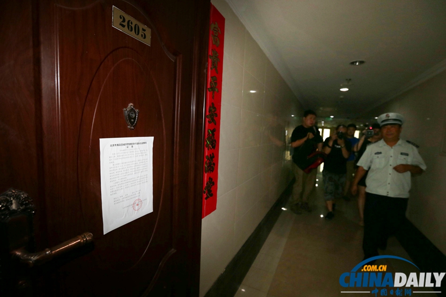 北京“樓頂違章別墅”續：城管貼自拆告示 媒體市民齊圍觀