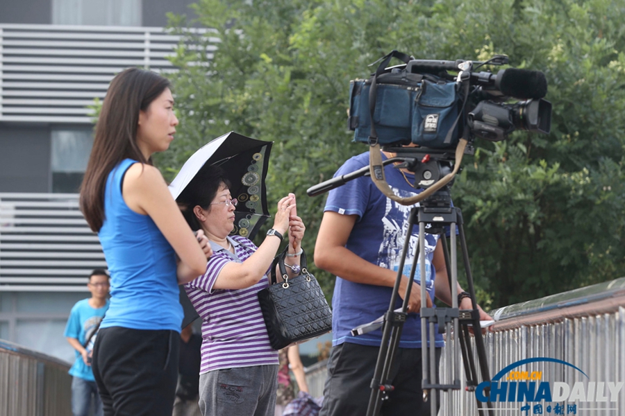 北京“樓頂違章別墅”續：城管貼自拆告示 媒體市民齊圍觀