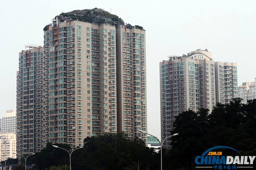 北京“樓頂違章別墅”續(xù)：城管貼自拆告示 媒體市民齊圍觀