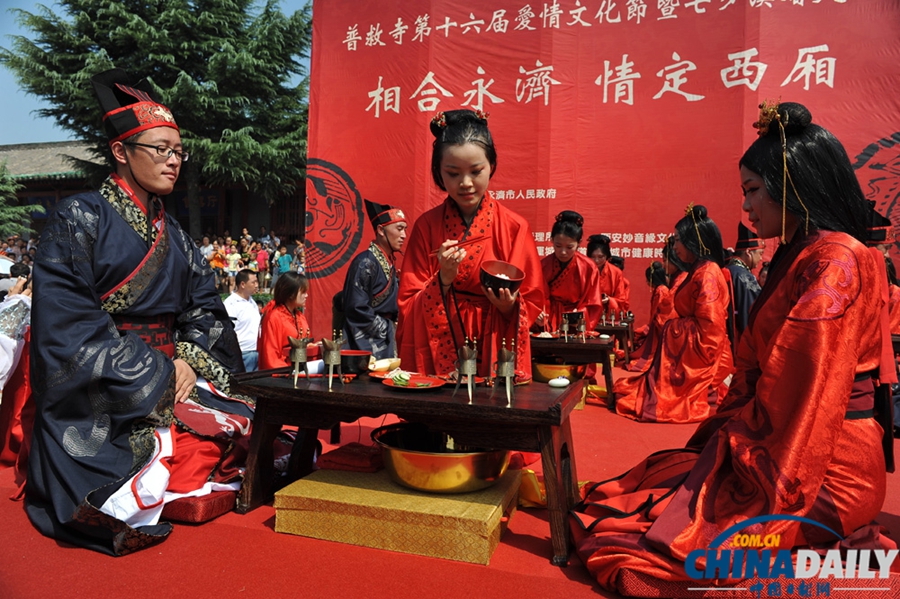 山西永濟(jì)：“愛情圣地”普救寺“七夕節(jié)”上演漢式婚禮