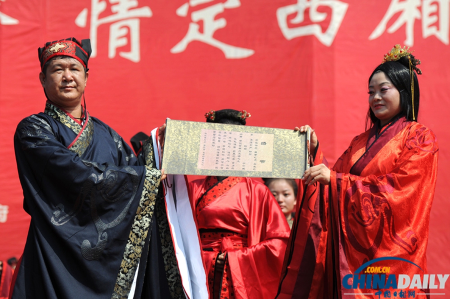 山西永濟(jì)：“愛(ài)情圣地”普救寺“七夕節(jié)”上演漢式婚禮