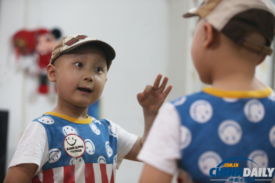 獨家探訪：童星鄧鳴賀白血病出院回家 陽光樂觀惹人愛