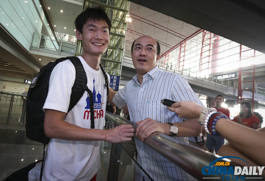 北京：張培萌莫斯科載譽(yù)歸來 獲贈(zèng)鮮花笑容滿面