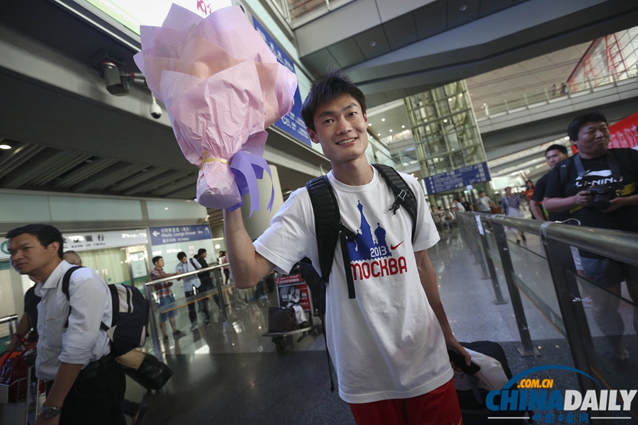 北京：張培萌莫斯科載譽歸來 獲贈鮮花笑容滿面