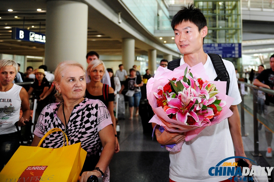 北京：張培萌莫斯科載譽(yù)歸來 獲贈(zèng)鮮花笑容滿面