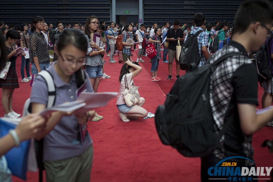 清華大學開展新生自主報到 家長被攔警戒線外