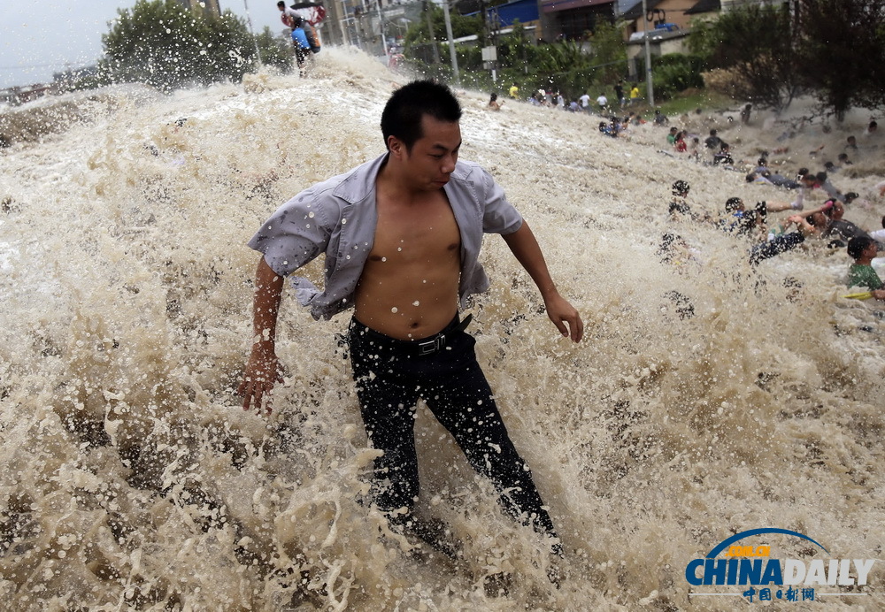浙江海寧大潮沖下護堤
