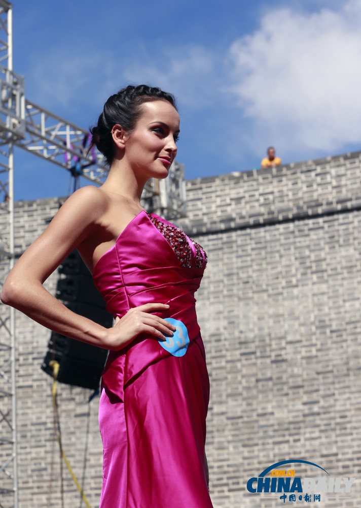 中國（大同）國際汽車文化節(jié)開幕 美女車模爭奇斗艷