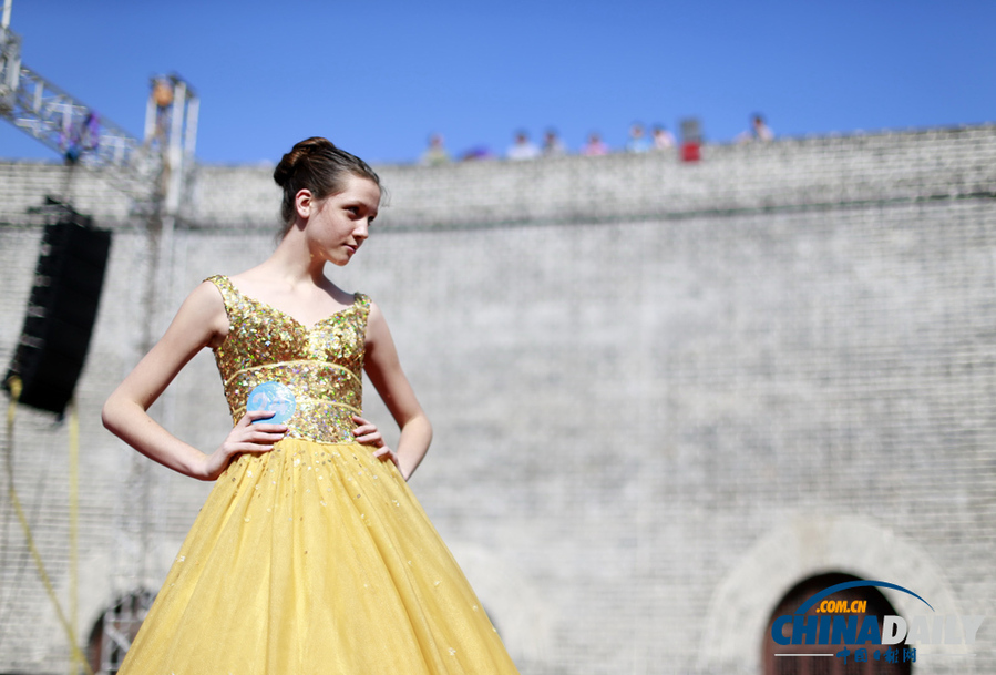 中國（大同）國際汽車文化節開幕 美女車模爭奇斗艷