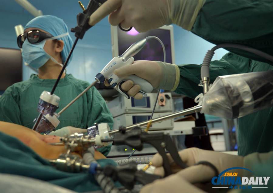 醫生戴“墨鏡”切腫瘤 “3D”讓手術變“藝術”