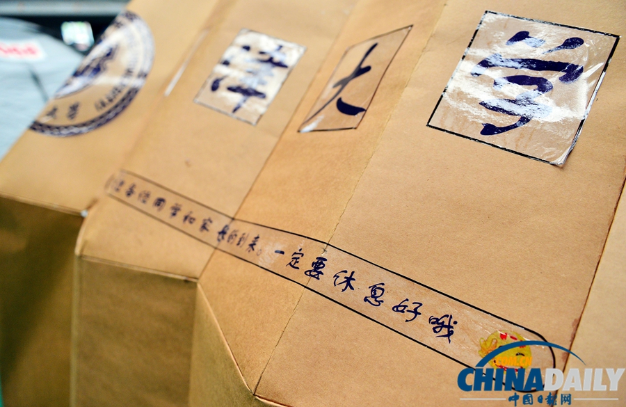 天津大學(xué)“帳篷村”迎來新生家長入住 享受洗浴生活保障