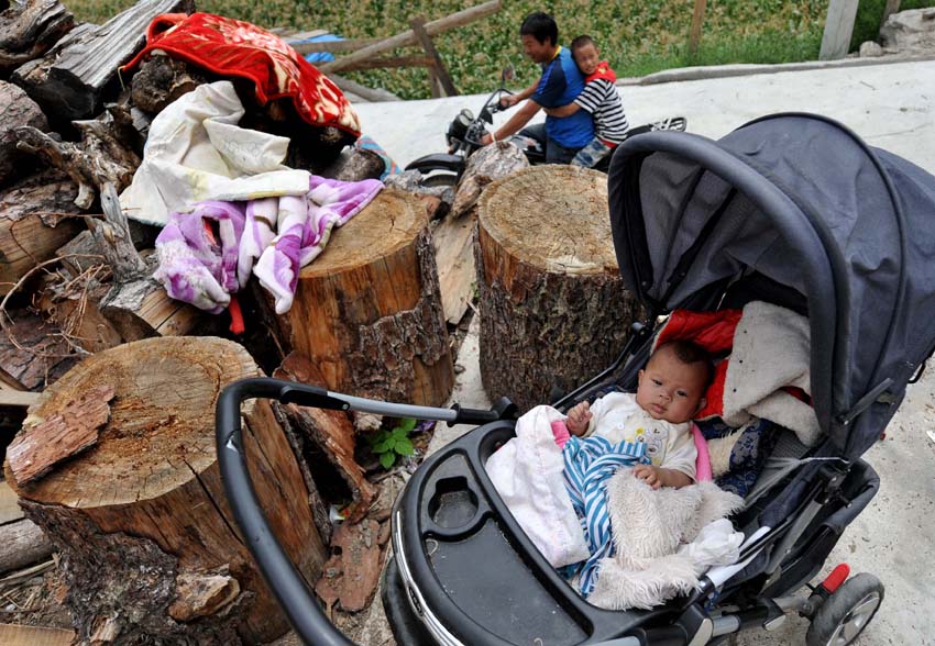 高清：川滇交界發生5.1級地震 迪慶消防官兵徒步挺進災區救援