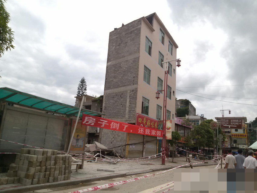 廣西“樓歪歪”歷經數月傾斜最終倒塌（組圖）