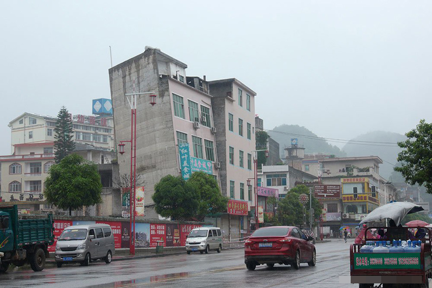 廣西“樓歪歪”歷經數月傾斜最終倒塌（組圖）