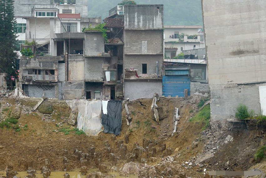 廣西“樓歪歪”歷經數月傾斜最終倒塌（組圖）