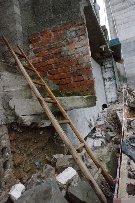 廣西“樓歪歪”歷經(jīng)數(shù)月傾斜最終倒塌（組圖）