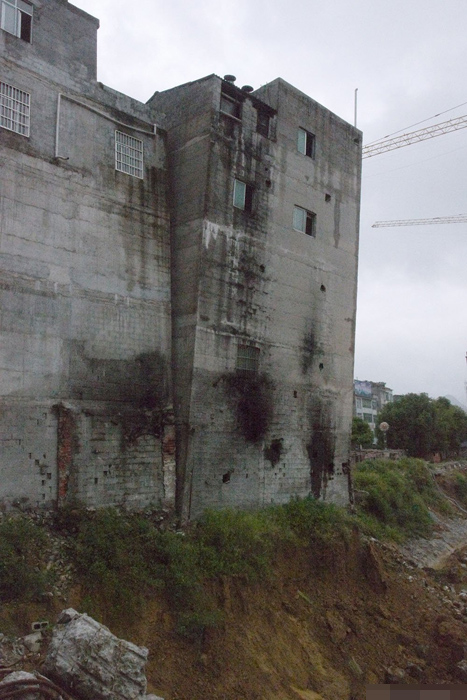 廣西“樓歪歪”歷經數月傾斜最終倒塌（組圖）