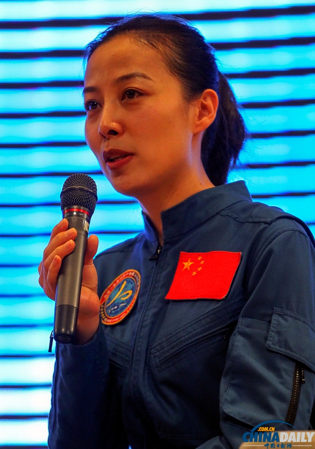 女航天員王亞平太空授課回到地面