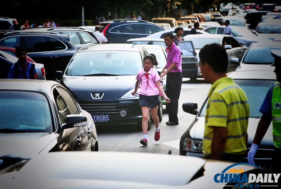 北京中小學(xué)開學(xué)第二天 交通秩序井然