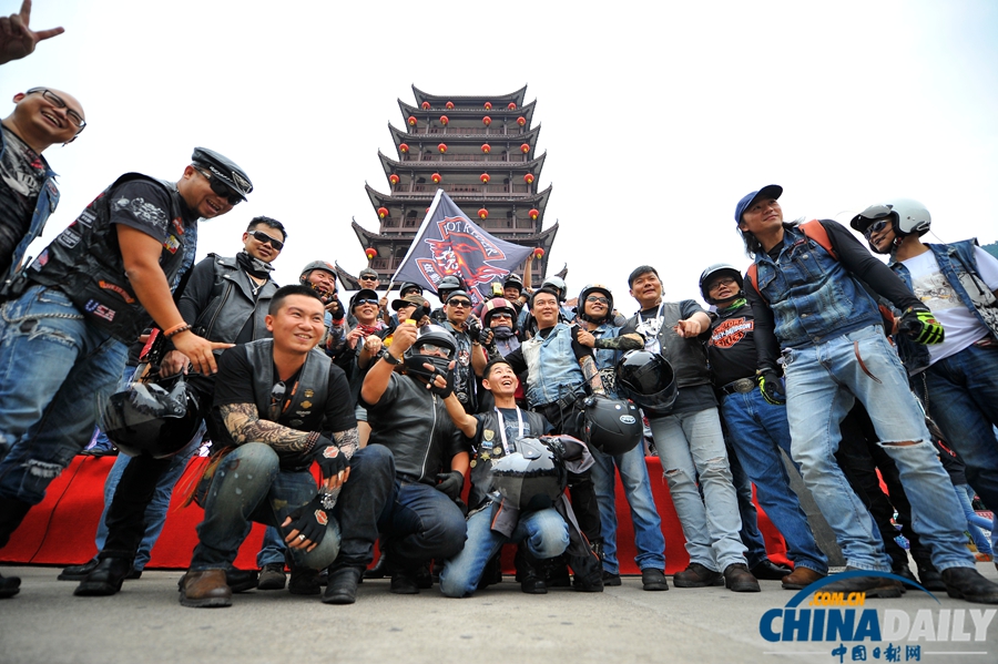 湖南張家界：200名哈雷騎士“騎”聚武陵源世界自然遺產(chǎn)地