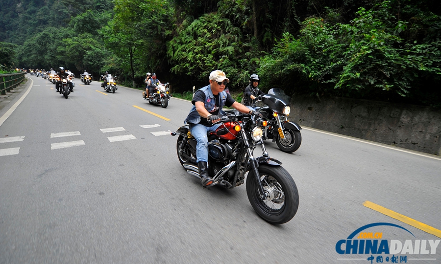 湖南張家界：200名哈雷騎士“騎”聚武陵源世界自然遺產(chǎn)地