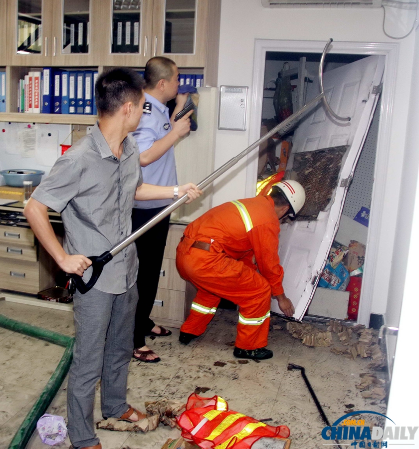 清晨男子“占領(lǐng)”加油站便利店 民警拔槍逮捕