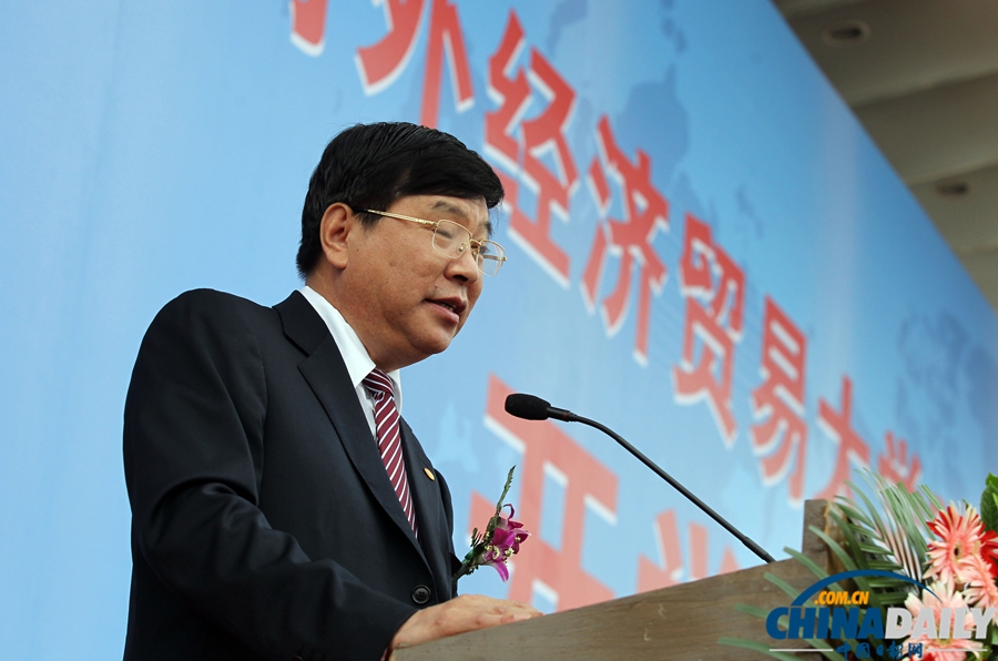 對外經貿舉行2013年新生開學典禮 新生持傘躲雨