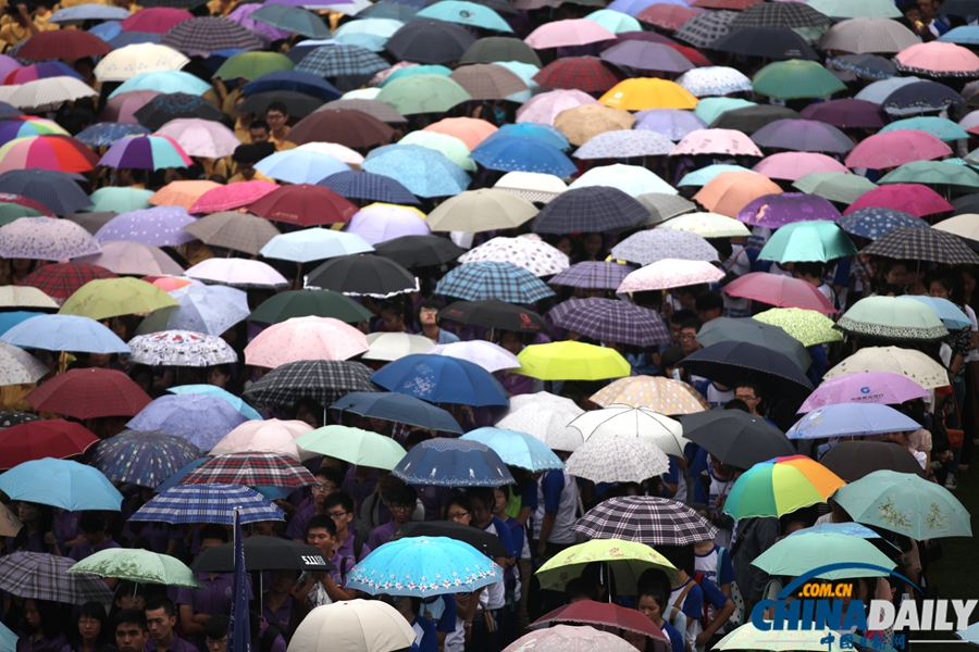 對外經貿舉行2013年新生開學典禮 新生持傘躲雨