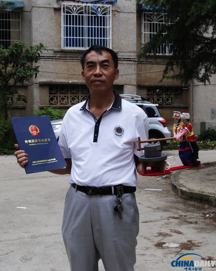 貴州鎮寧：退休公務員造出“水上自行車”