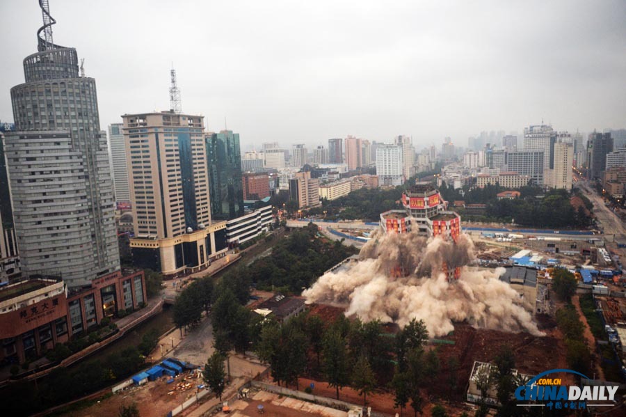 八十年代“昆明第一高樓”——昆明工人文化宮成功實施爆破拆除