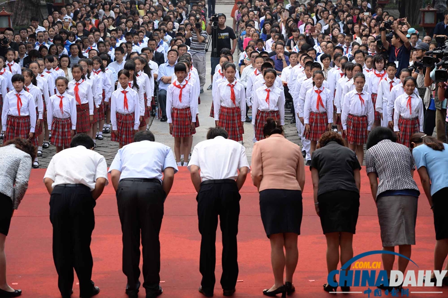 北京孔廟國子監國學文化節開幕 學生鞠躬拜師迎接教師節