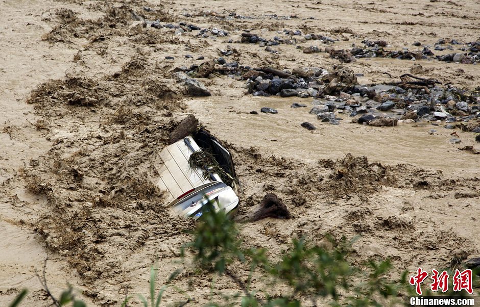 云南山洪泥石流沖斷路橋 2車墜河致4人死7人失蹤