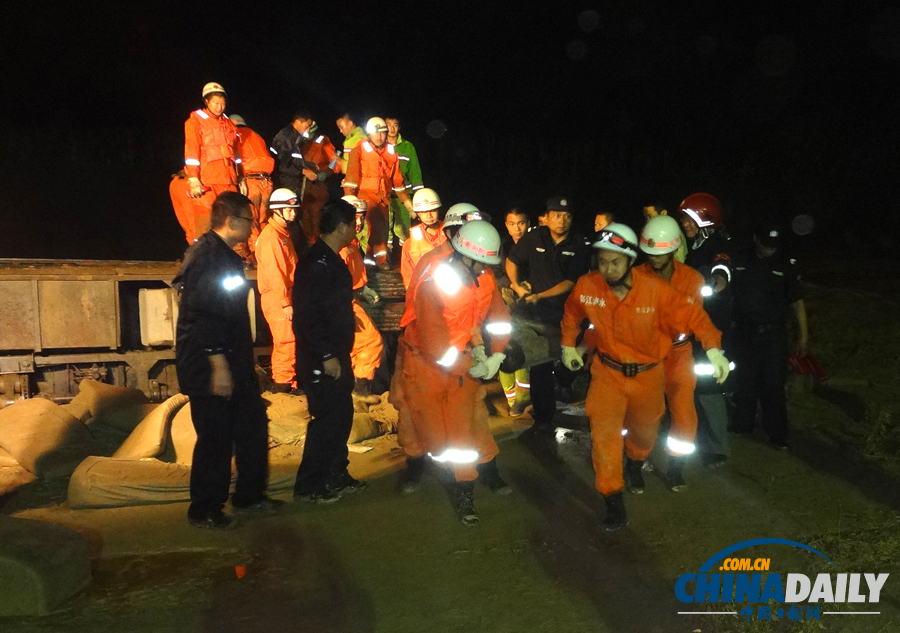 云南山洪泥石流沖斷路橋 2車(chē)墜河致4人死7人失蹤