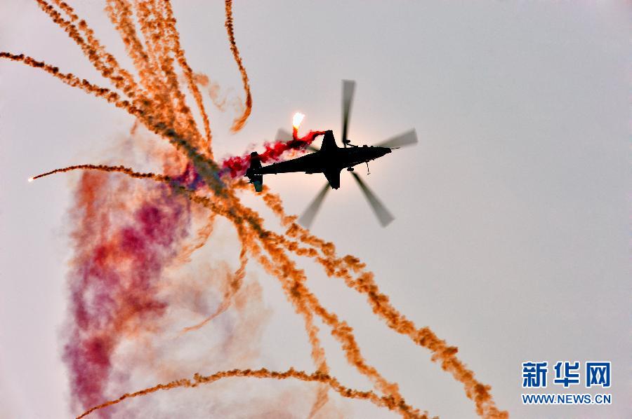 解放軍陸航部隊“風雷”飛行表演隊全家福曝光