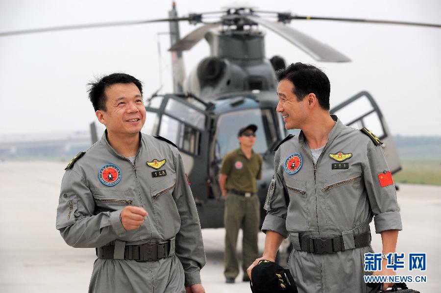 解放軍陸航部隊“風雷”飛行表演隊全家福曝光