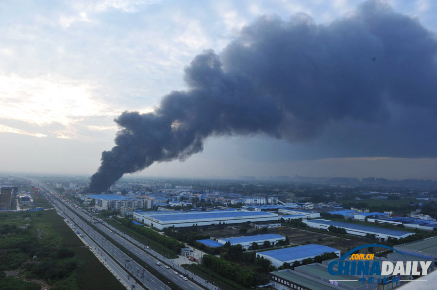 四川雙流一倉庫發生大火 過火面積約3000平方米