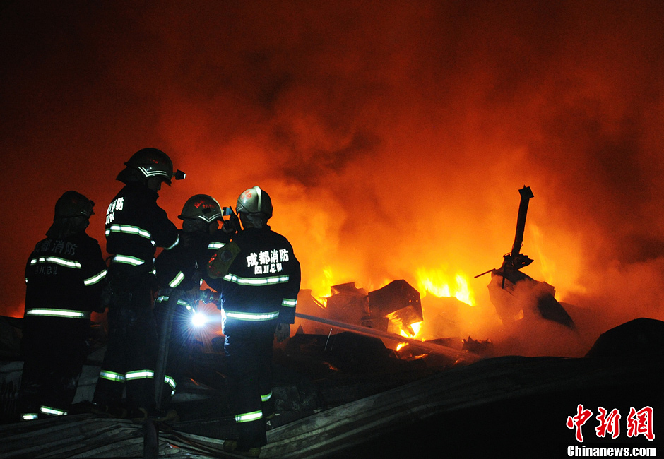 四川雙流一倉庫發(fā)生大火 過火面積約3000平方米