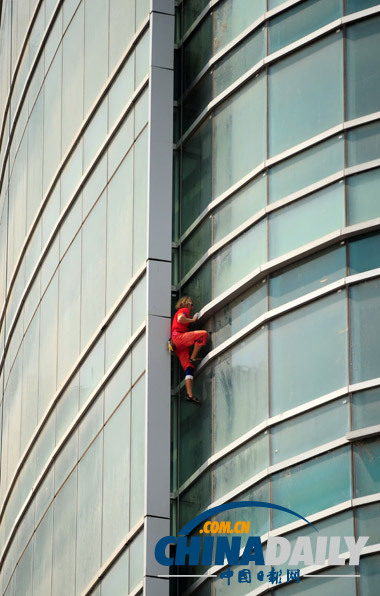 奧地利“蜘蛛俠”邁克·凱米特徒手攀爬長沙第一高樓