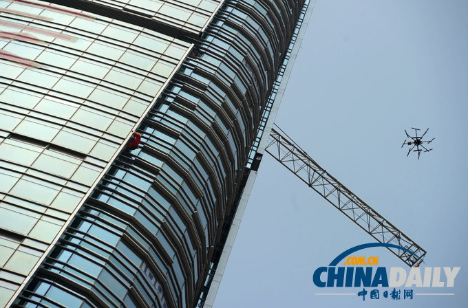 奧地利“蜘蛛俠”邁克·凱米特徒手攀爬長沙第一高樓