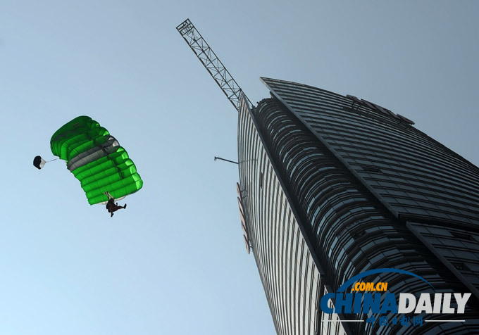 奧地利“蜘蛛俠”邁克·凱米特徒手攀爬長沙第一高樓