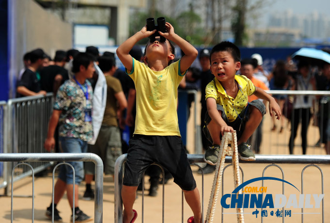 奧地利“蜘蛛俠”邁克·凱米特徒手攀爬長沙第一高樓