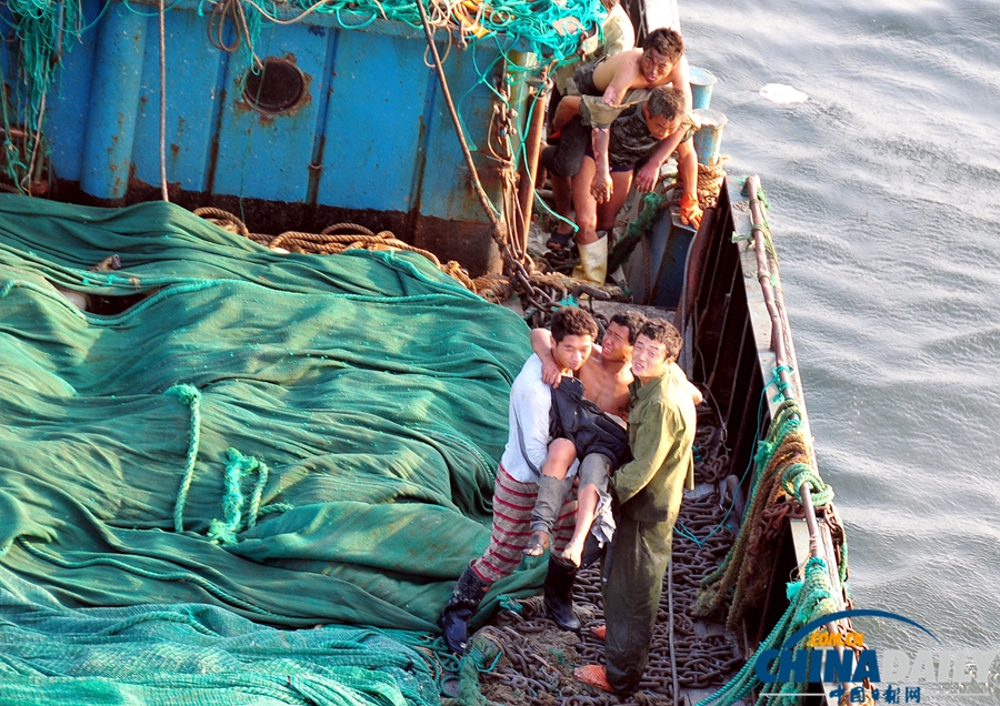 山東煙臺(tái)：救助直升機(jī)緊急救助燒傷漁民