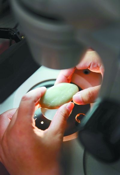 珠寶鑒定行業亂象：檢測師背三重包袱