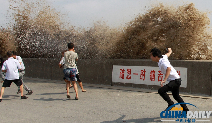 杭州：“天兔”助力 錢江潮水更“兇猛”