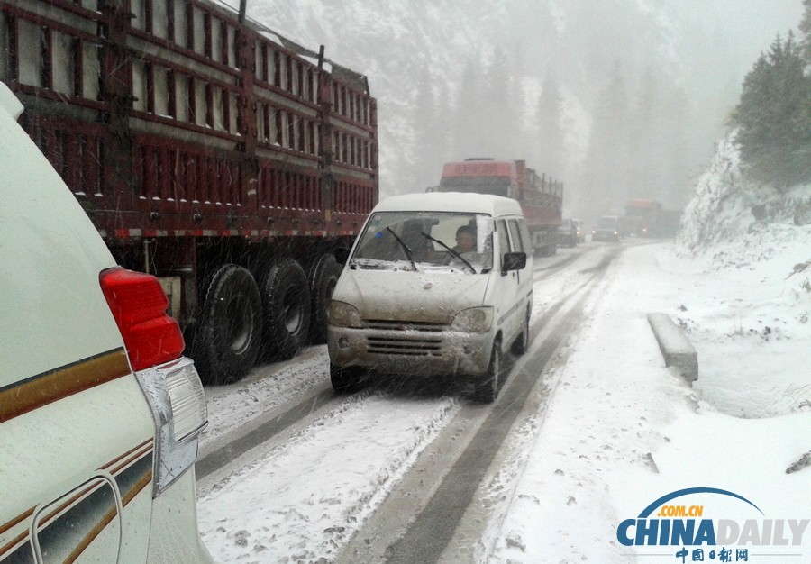 新疆哈密迎來降雪天氣 山區路段車輛擁堵滯留