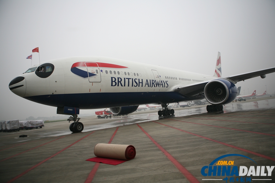 倫敦至成都直飛航班首航 “熊貓大使”列隊歡迎