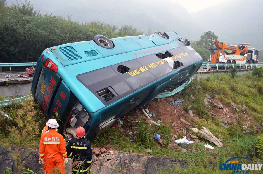 滬昆高速貴州凱里段大客車側(cè)翻致2死43傷