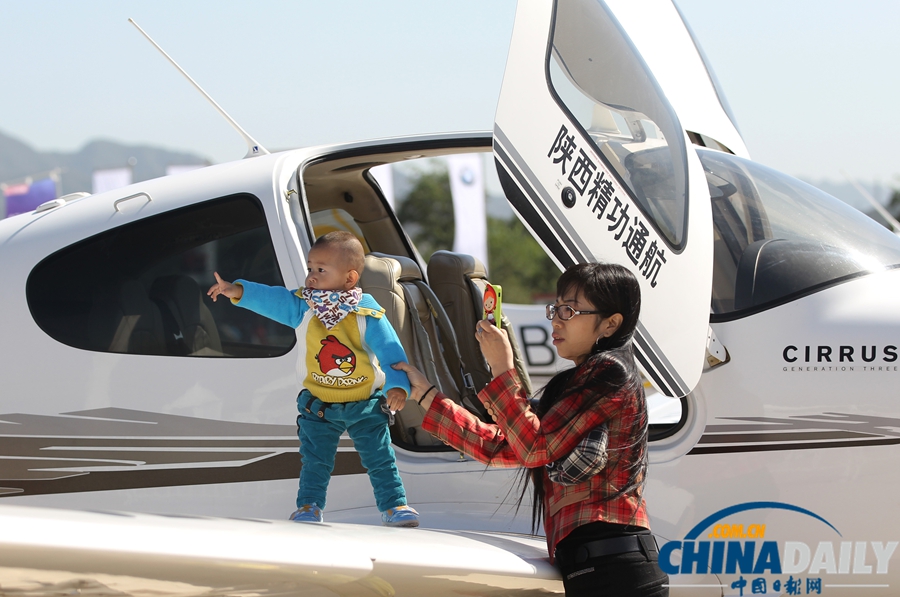 八達嶺機場舉行飛行節 北京航展首次“飛”起來