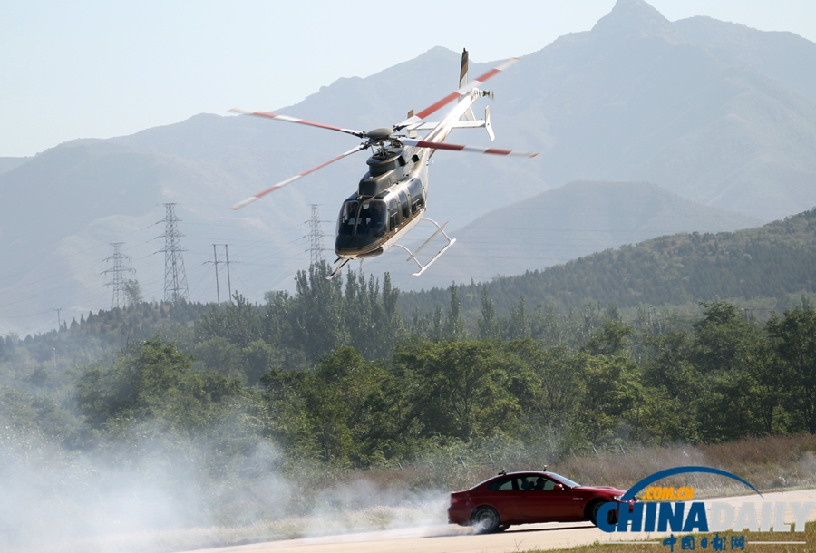 八達嶺機場舉行飛行節 北京航展首次“飛”起來